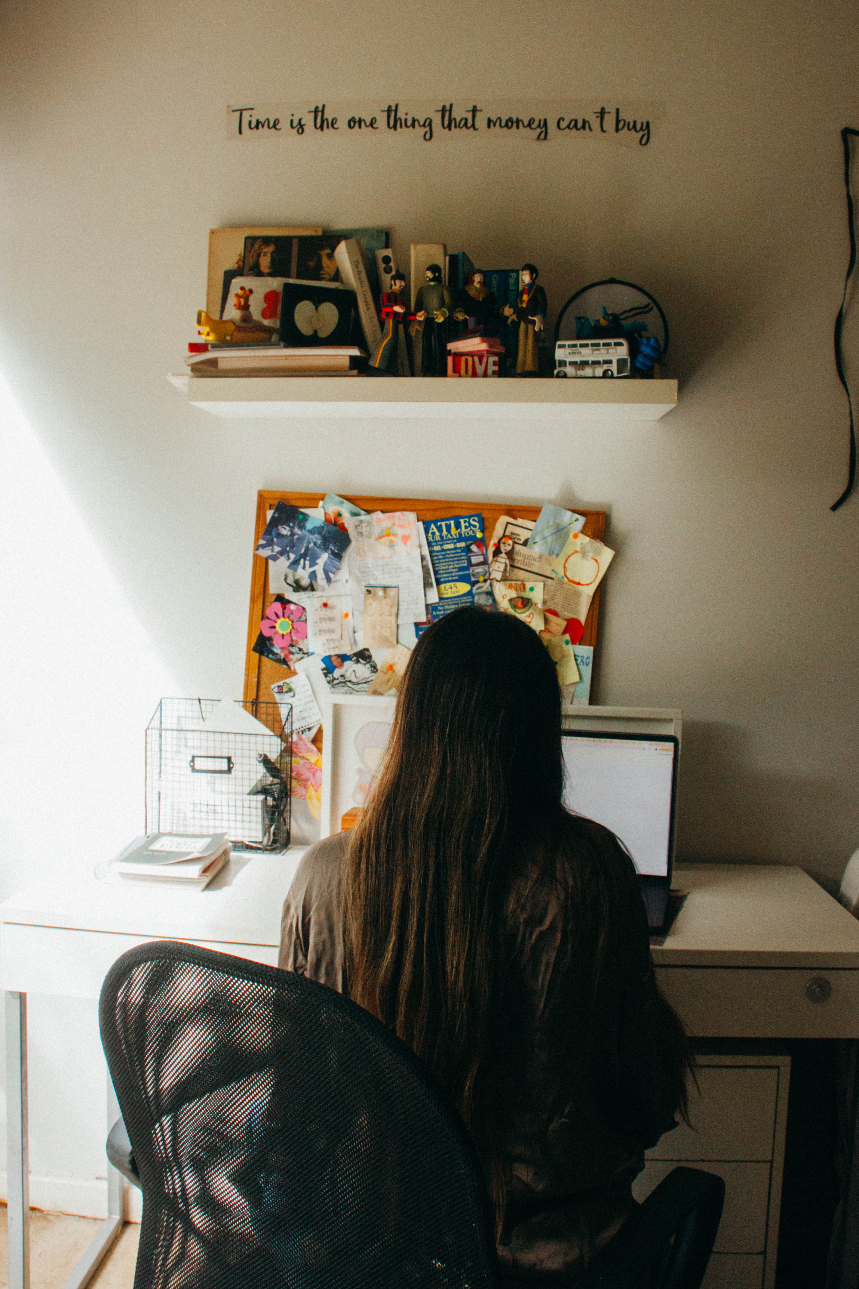 Florencia Aliaga escribiendo