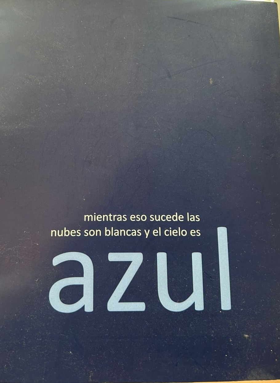 mientras eso sucede las nubes son blancas y el cielo es azul
